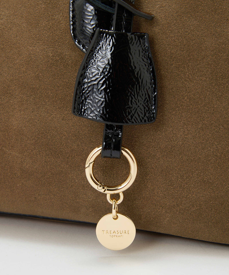 スエード エナメルコンビ ワイド ボストンバッグ チャーム付き