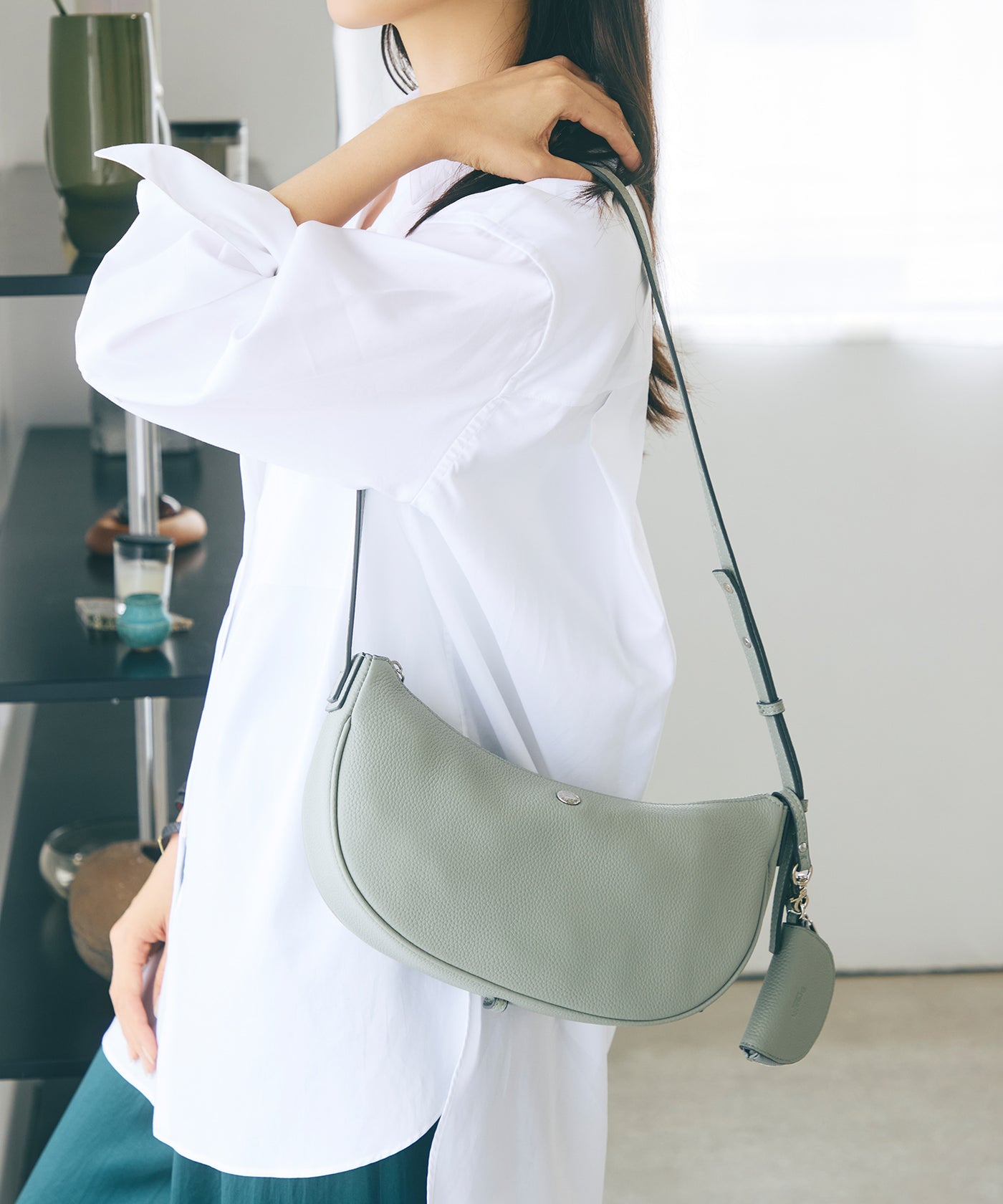 シュリンクレザー ハーフムーン ショルダーバッグ / チャーム付き