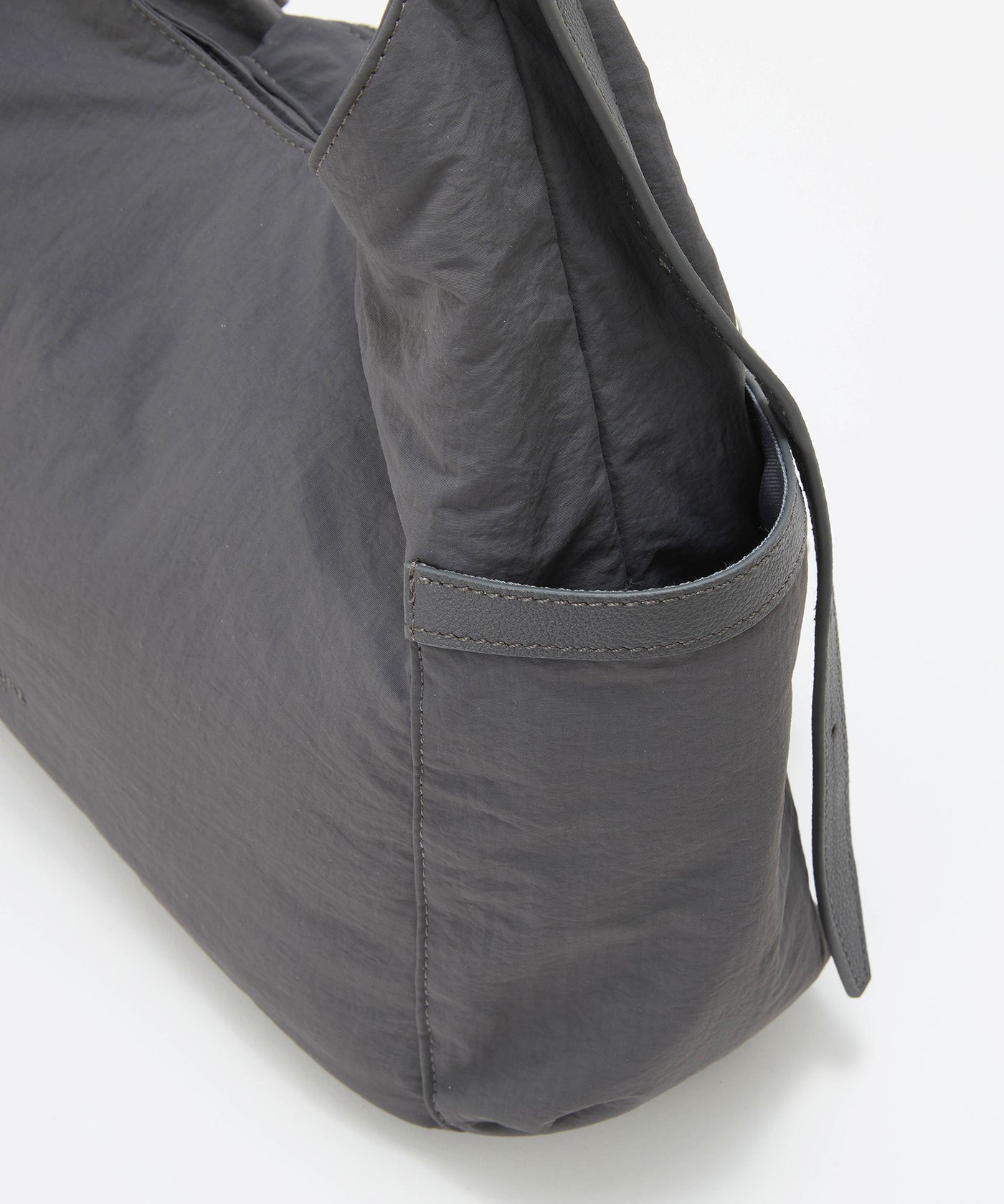 mayuNOMADIS グレーナイロン ショルダーバッグ 新品 ナイロン アウトポケット 2way ショルダーバッグ / 軽量 – TOPKAPI