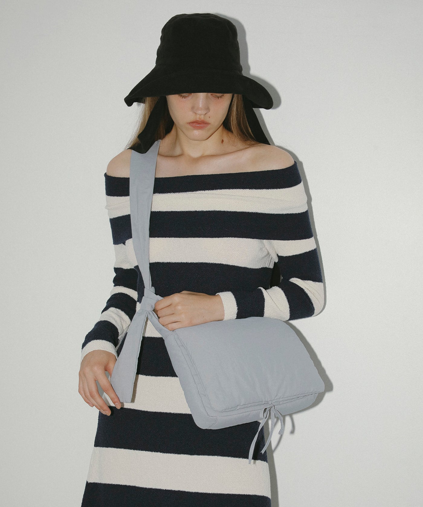 whowhat リボンバッグ　ショルダーバッグ　ナイロン　黒　ウエストバッグ whowhat リボンバッグ ショルダーバッグ ナイロン 黒 ウエストバッグ