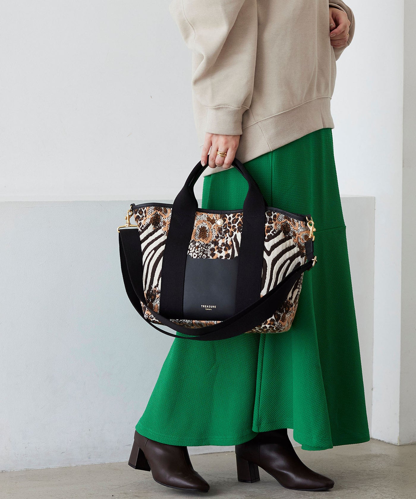 フェラガモ トートバッグ リバーシブル 花柄 トラ アニマル（Salvatore  