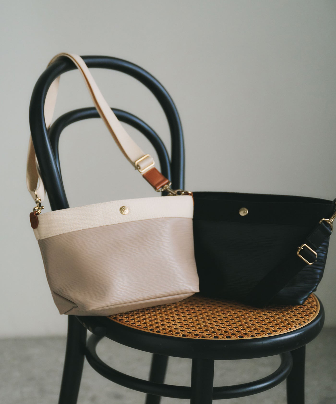 小振りなショルダーバッグ ショルダーバッグ レディース 小さめ 斜め掛け 大人 おしゃれ 軽量 撥