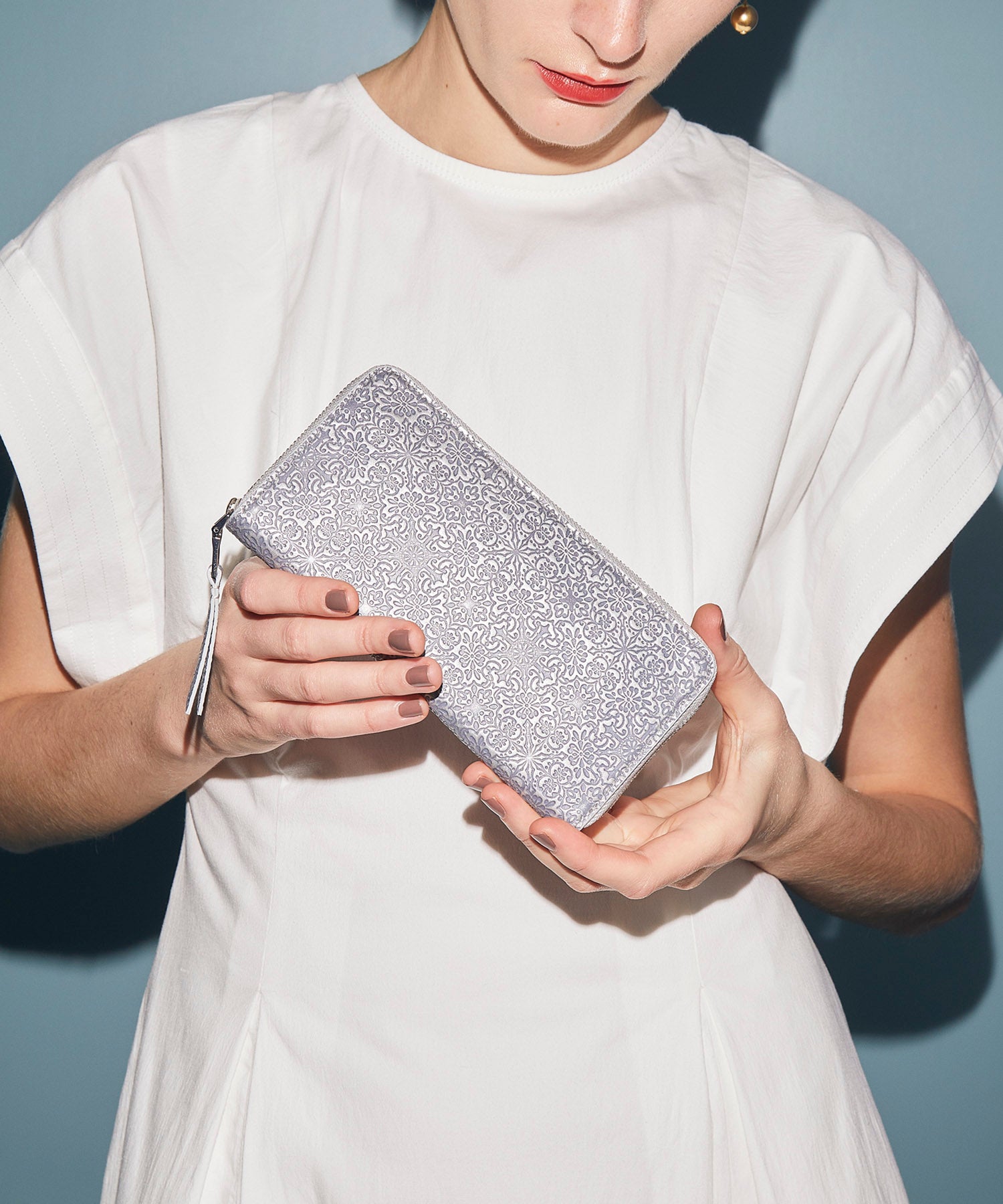   長財布 ラウンドジップ ホワイト エンボスロゴ ルイヴィトン【最高級美品】エピ ホワイト ジッピーウォレット 長財布