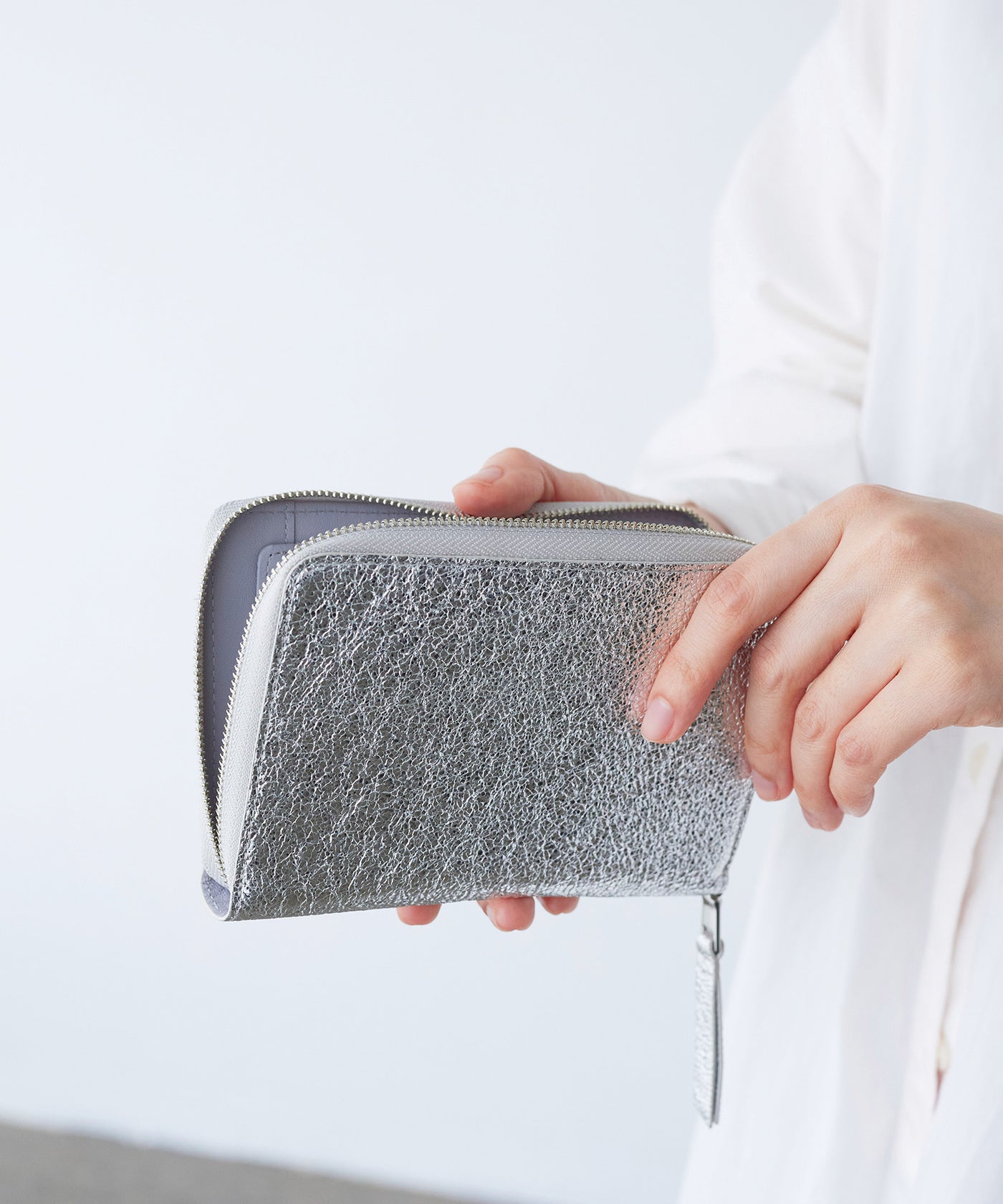 ウォッシュド レザー メタリック ラウンドファスナー 二つ折り財布