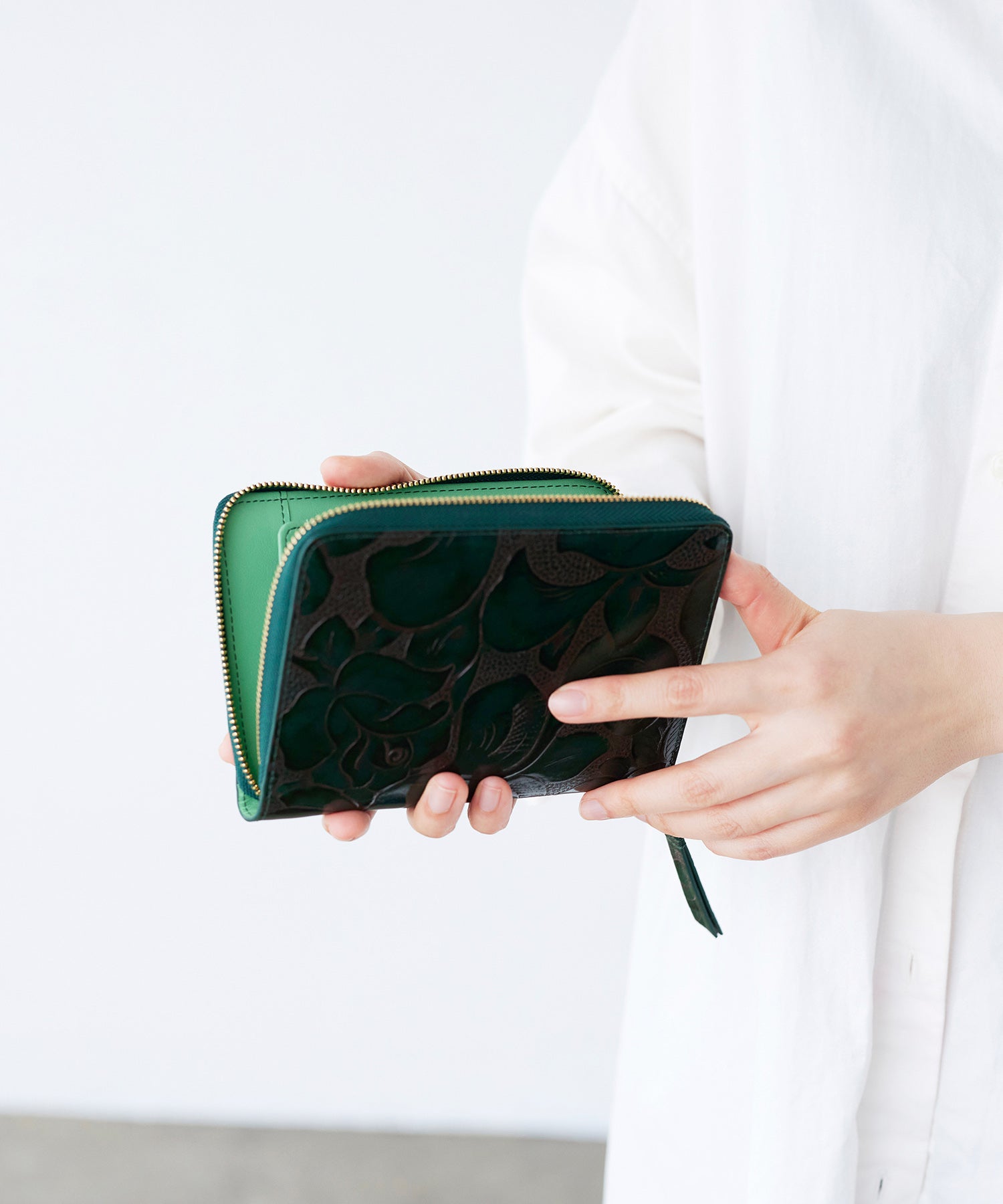 ローズエンボス ツヤ レザー ラウンドファスナー 二つ折り財布