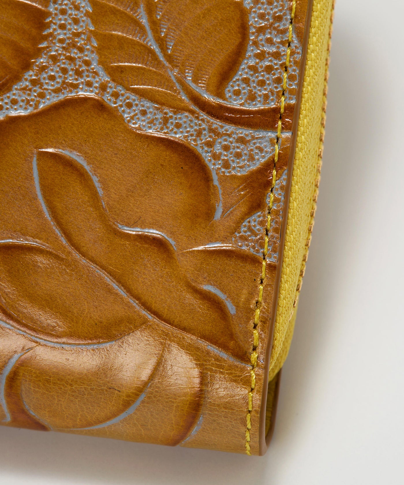 ローズエンボス ツヤ レザー ラウンドファスナー 二つ折り財布