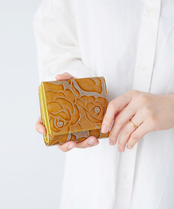 ローズエンボス ツヤ レザー 二つ折り財布