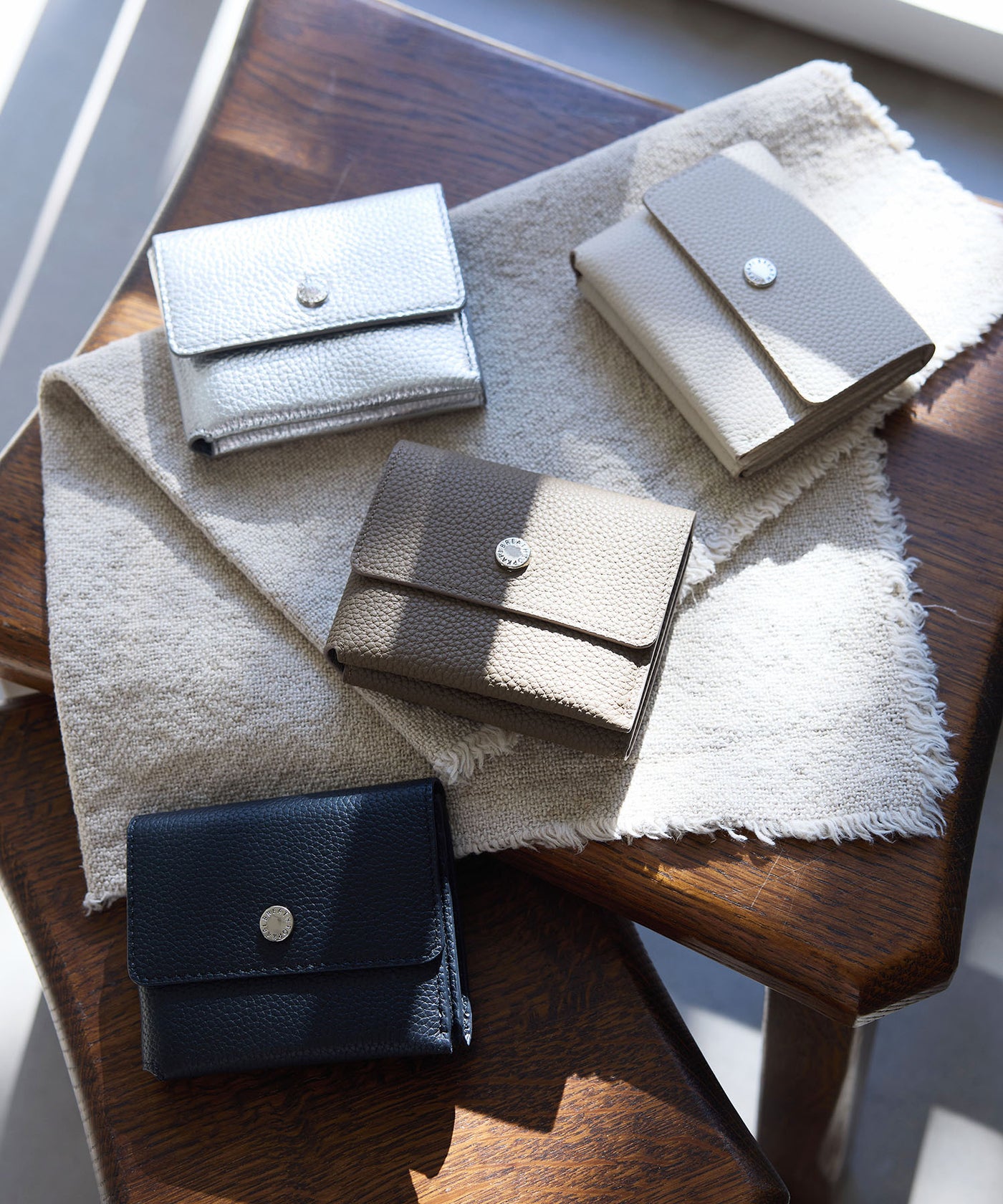 ELAN エラン シュリンクレザー 折り財布 /8ポケット/軽量 – TOPKAPI